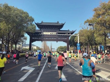 开云体育-走过20年的扬州半马，就该这样