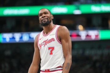 开云棋牌-传染了还！杜兰特罚球罕见两罚全丢 火箭今天第三人